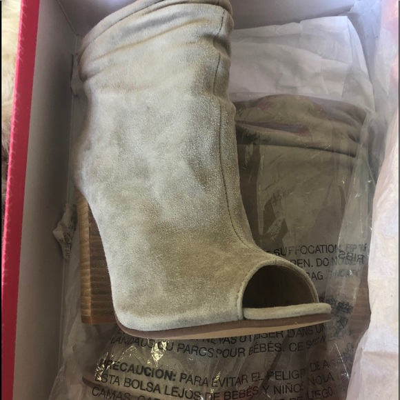 NWOT Kristin Cavallari Laurel Suede Bootie Grey 7 - Picture 4 of 6